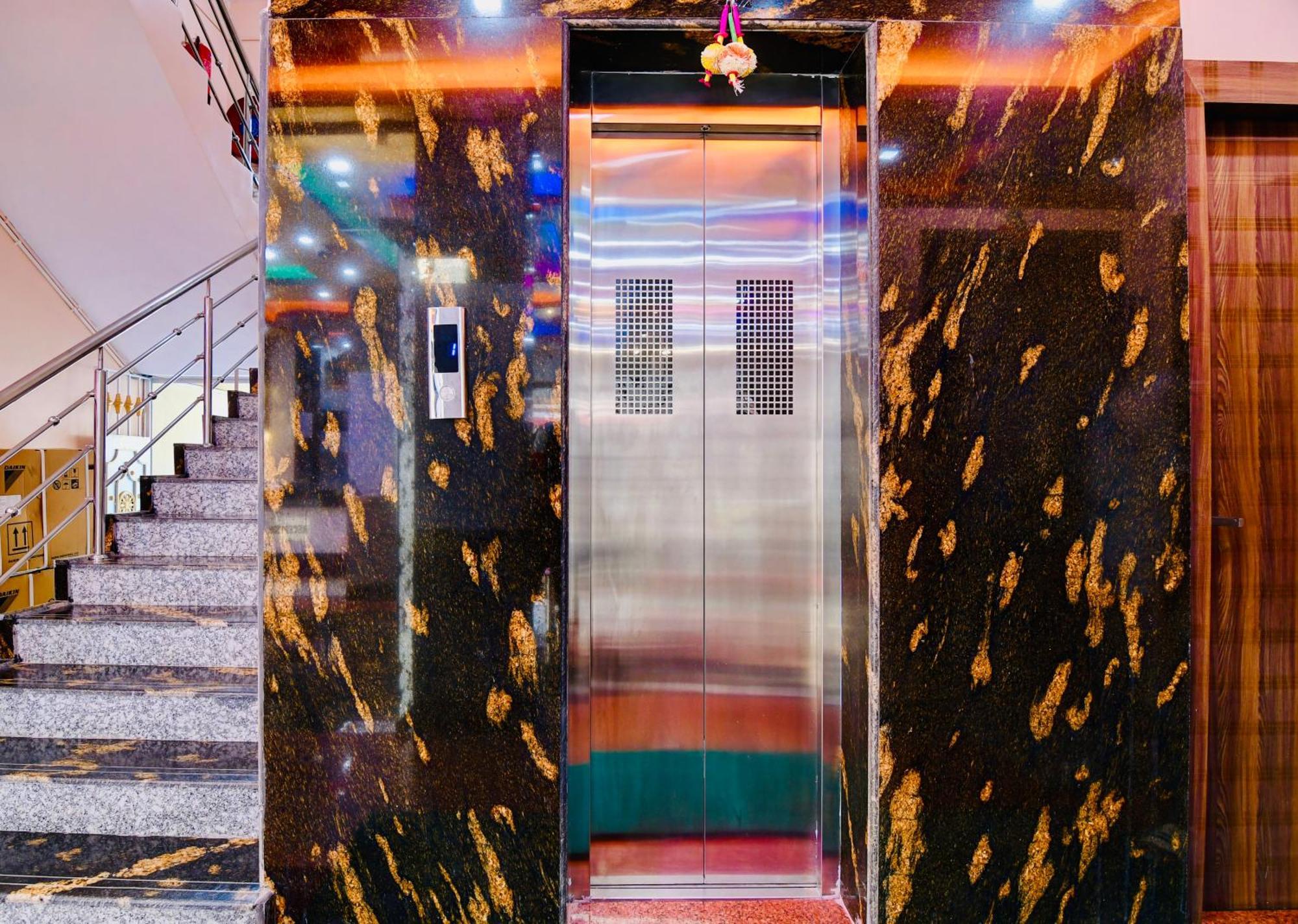 Hotel Kanan Inn Calcutta Buitenkant foto