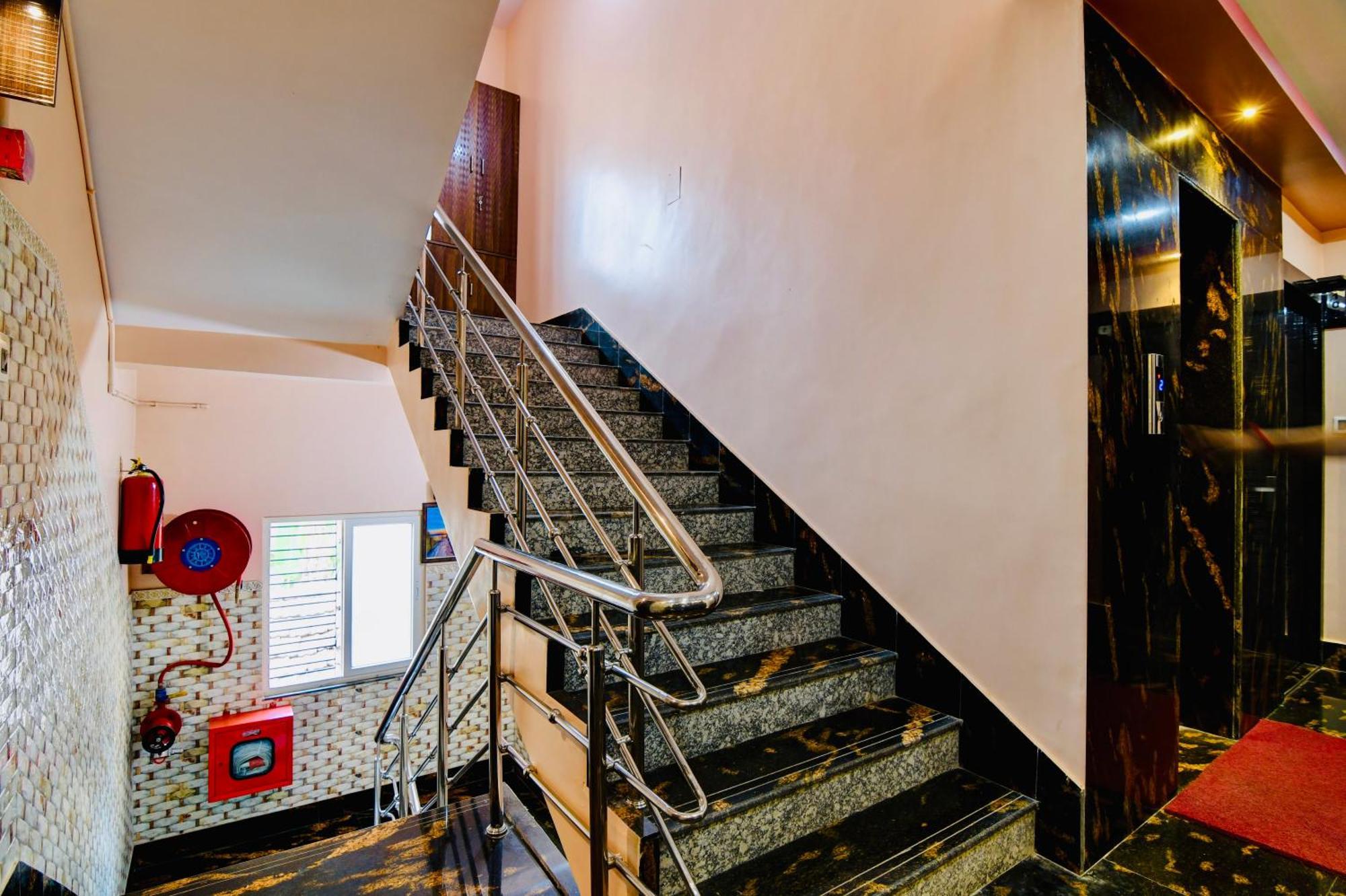 Hotel Kanan Inn Calcutta Buitenkant foto